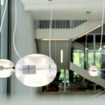 illuminazione artistica e di sicurezza con lampadine collegate al soffitto